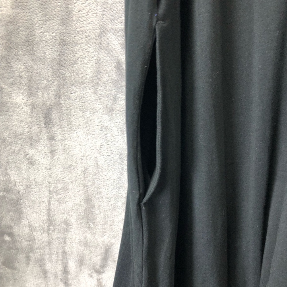 Elegant Black Sleeveless Dress - Picture 7 of 10